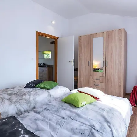 3 Bedroom Gorgeous In Barban